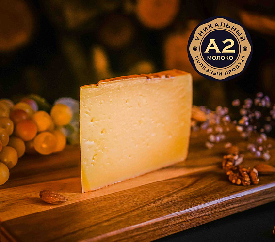 Крафтовый твёрдый сыр в фирменной упаковке